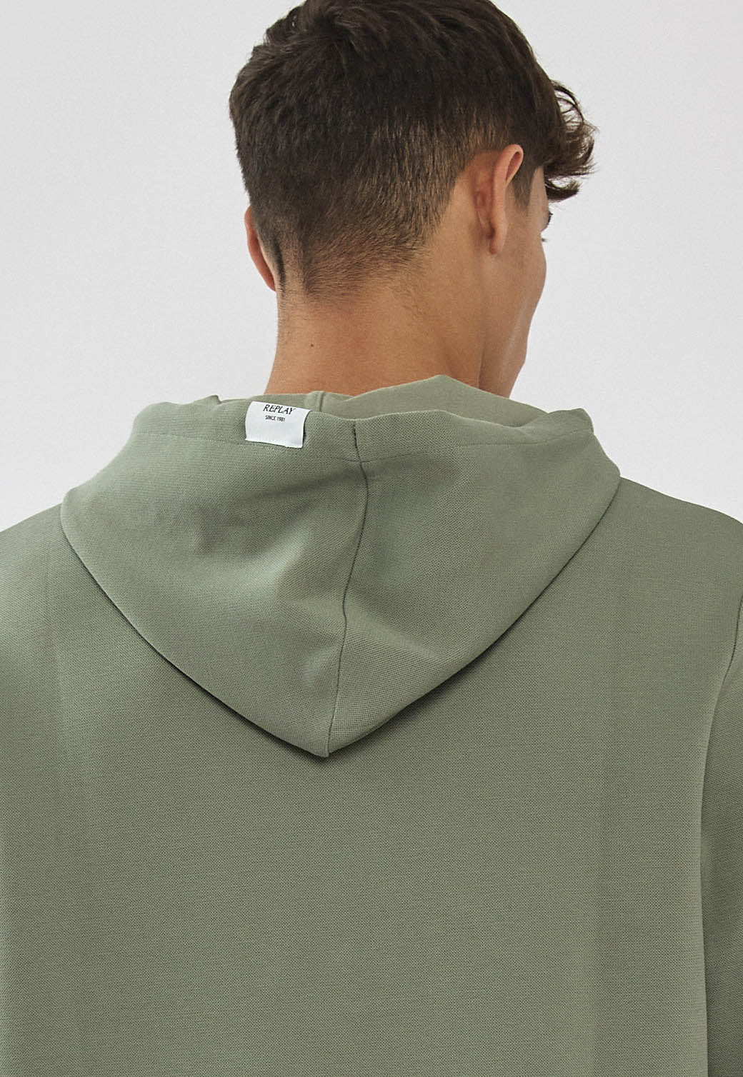 קפוצ׳ון לגבר בצבע ירוק זית עם לוגו רקום