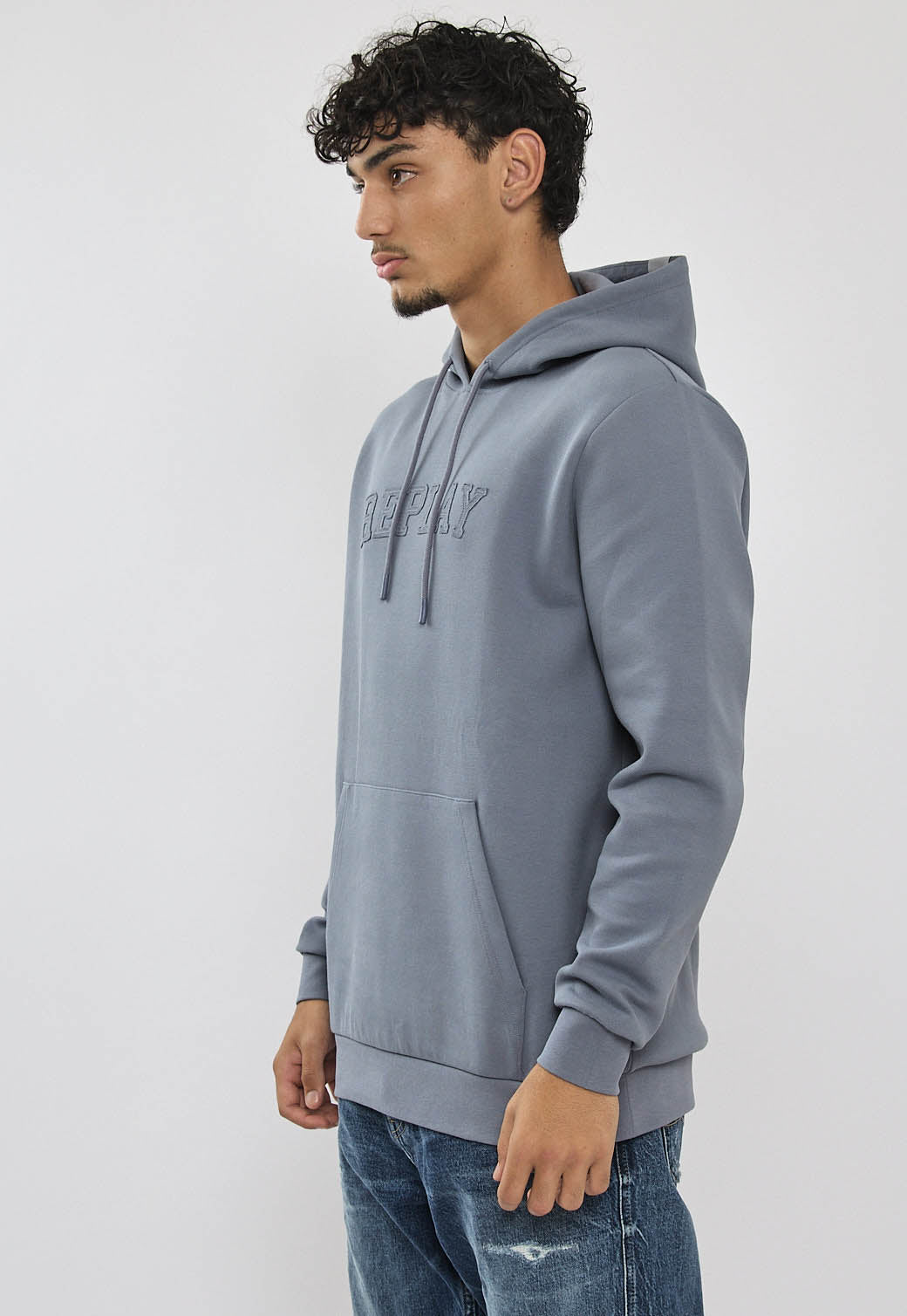 קפוצ'ון לגברים בצבע כחול עם לוגו מובלט