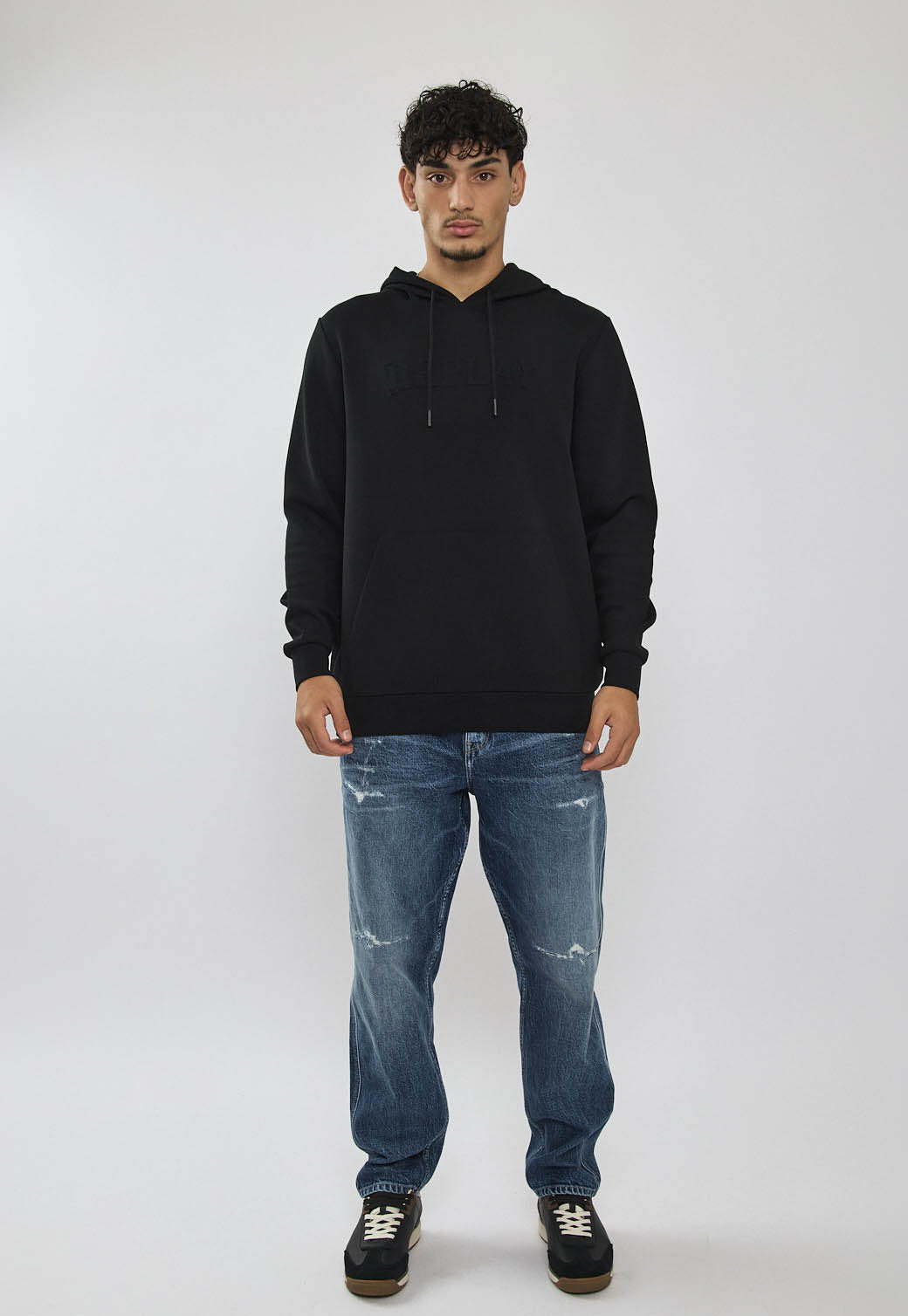 קפוצ’ון לגברים בצבע שחור עם לוגו