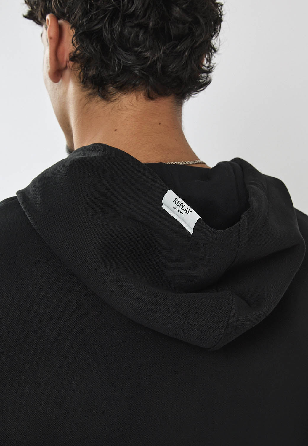 קפוצ’ון לגברים בצבע שחור עם לוגו