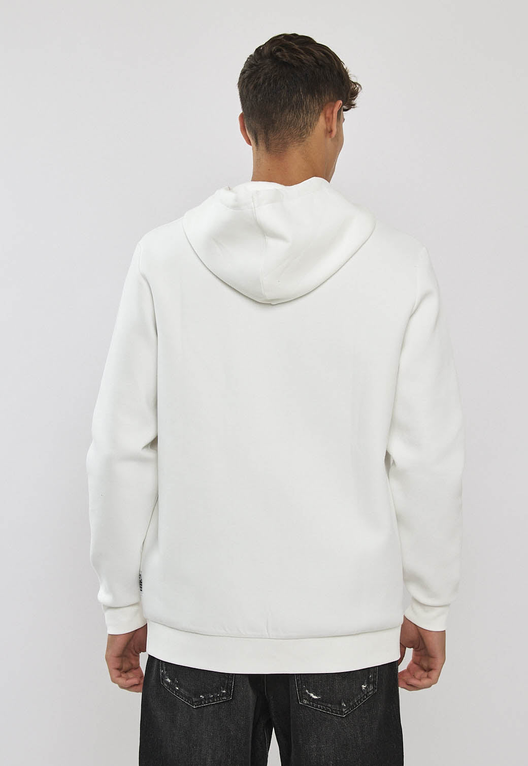 קפוצ׳ון לגברים בצבע לבן עם לוגו רקום בחזה