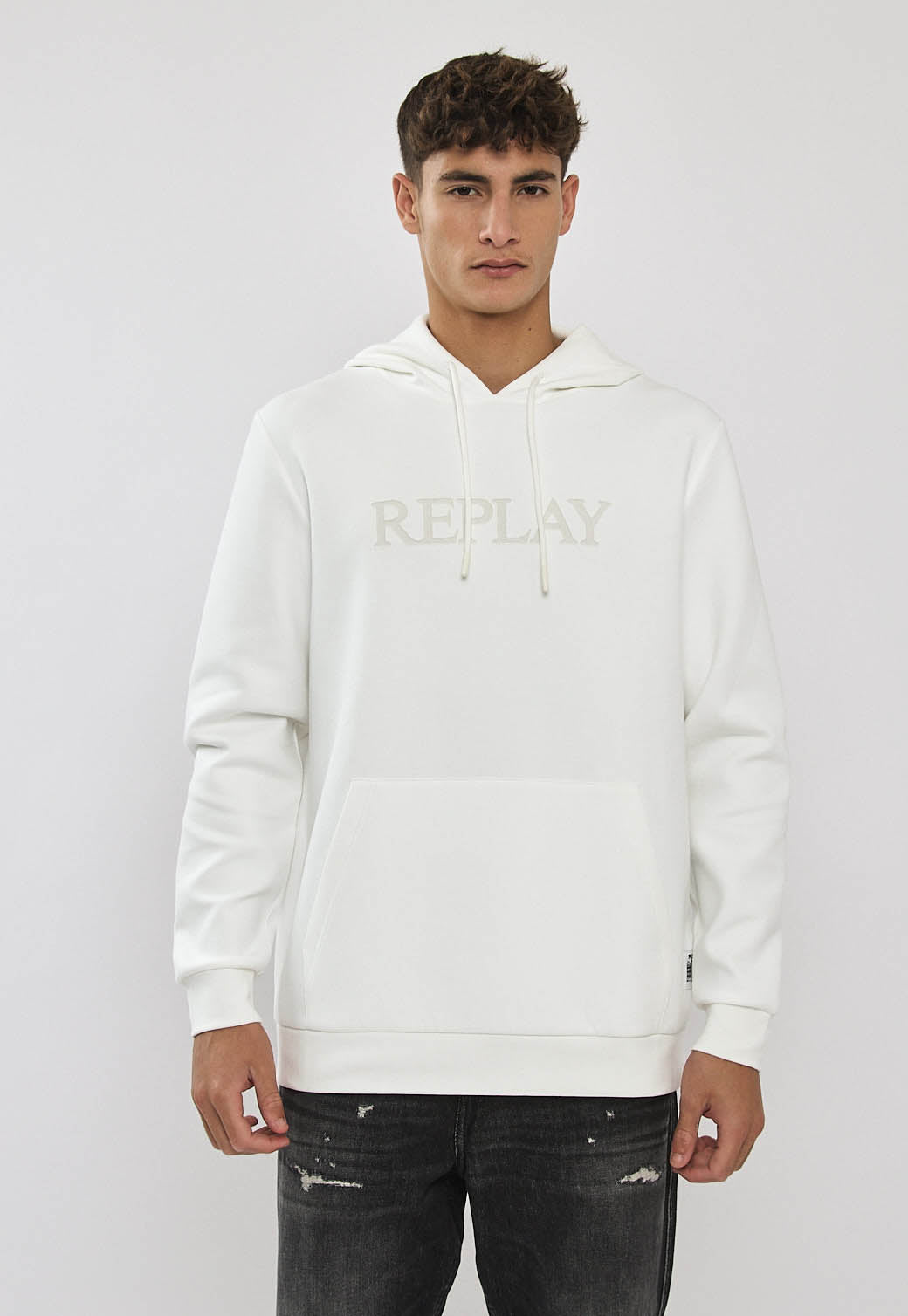 קפוצ׳ון לגברים בצבע לבן עם לוגו רקום בחזה