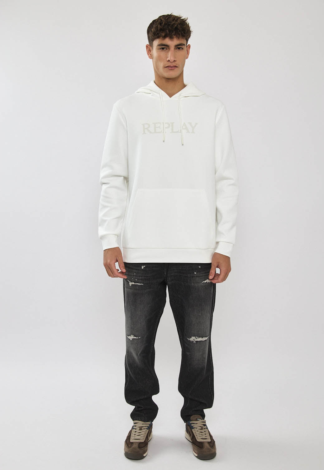 קפוצ׳ון לגברים בצבע לבן עם לוגו רקום בחזה