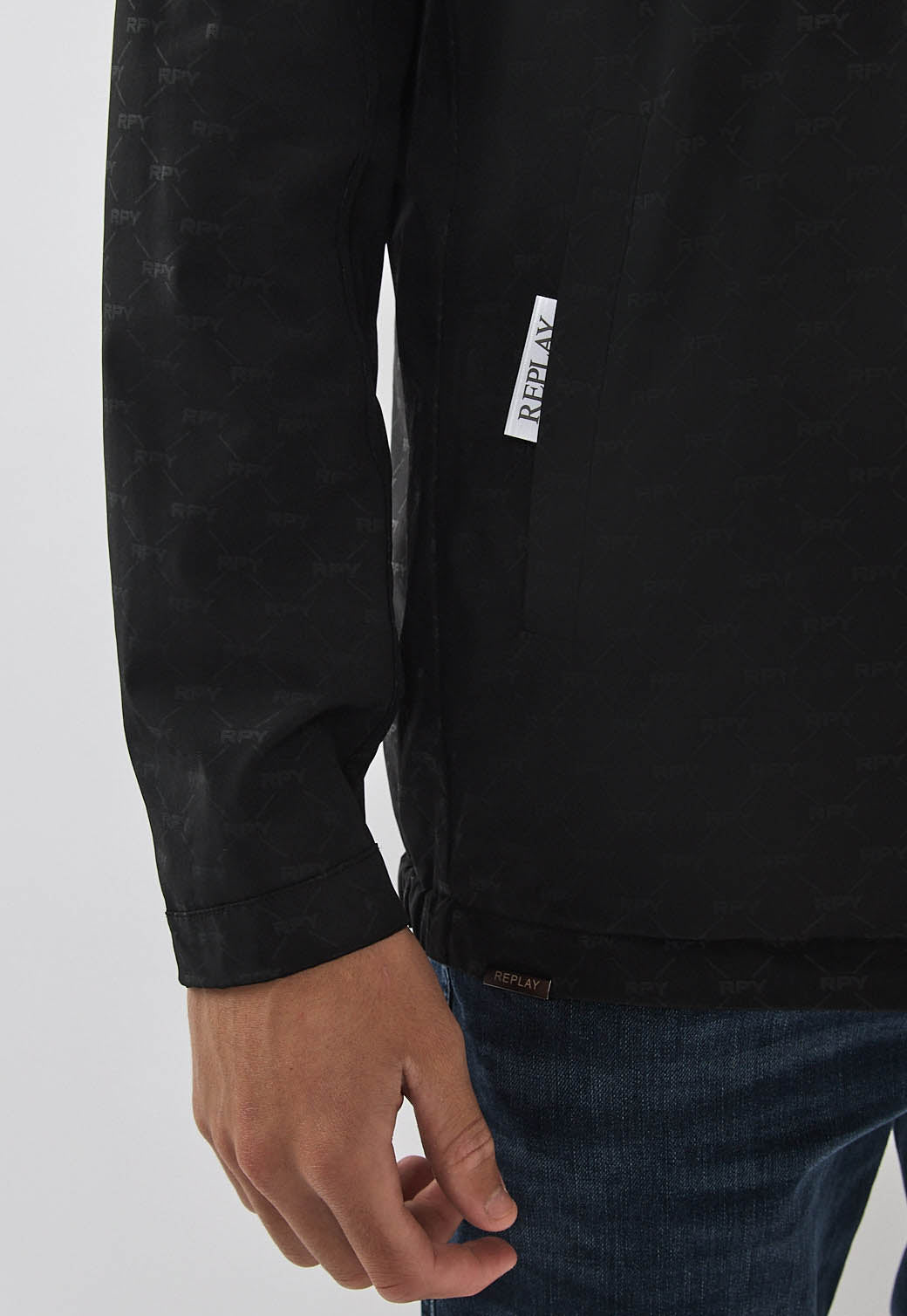 ג׳קט לגברים בצבע שחור עם רוכסן וקפוצ׳ון