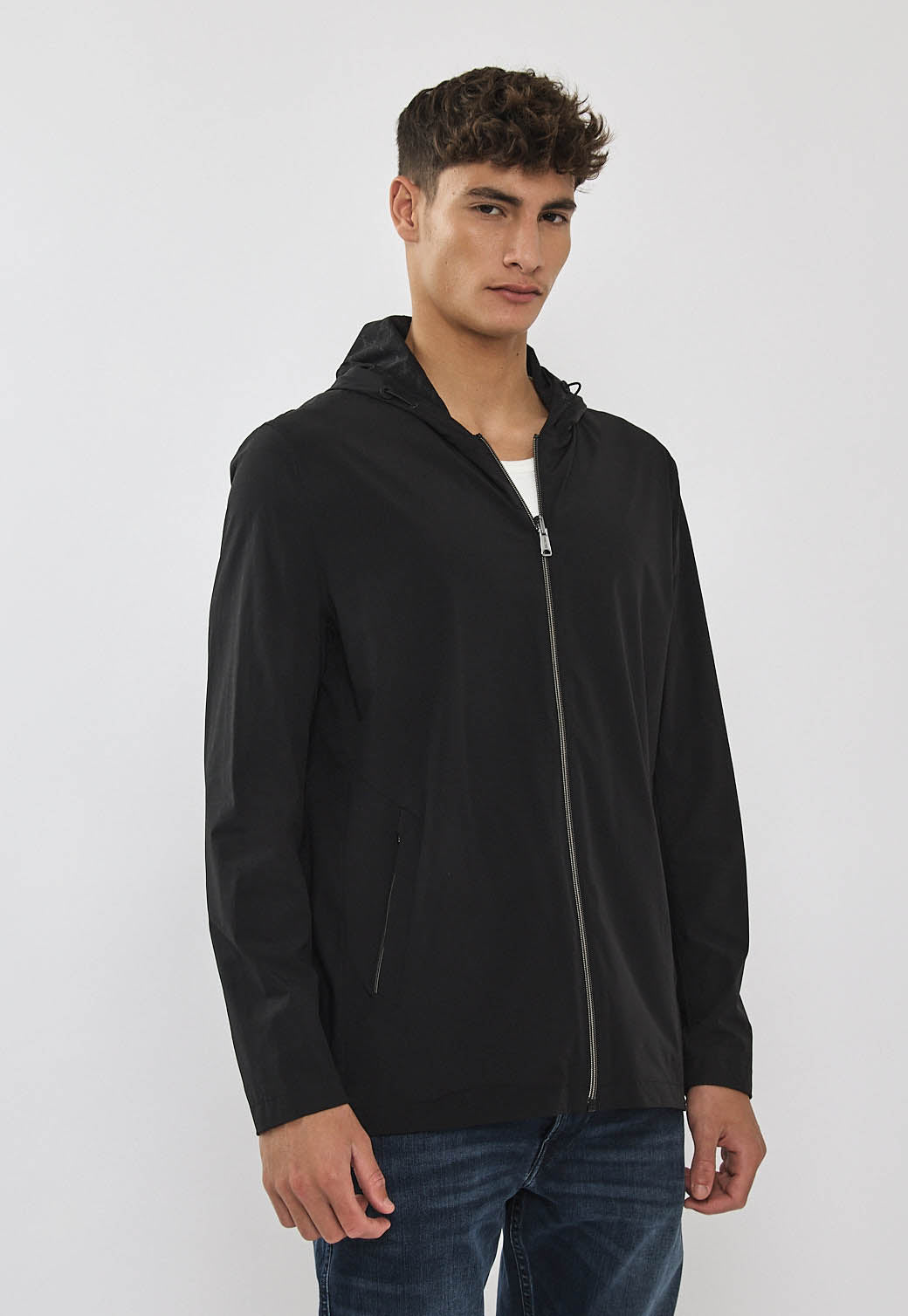 ג׳קט לגברים בצבע שחור עם רוכסן וקפוצ׳ון