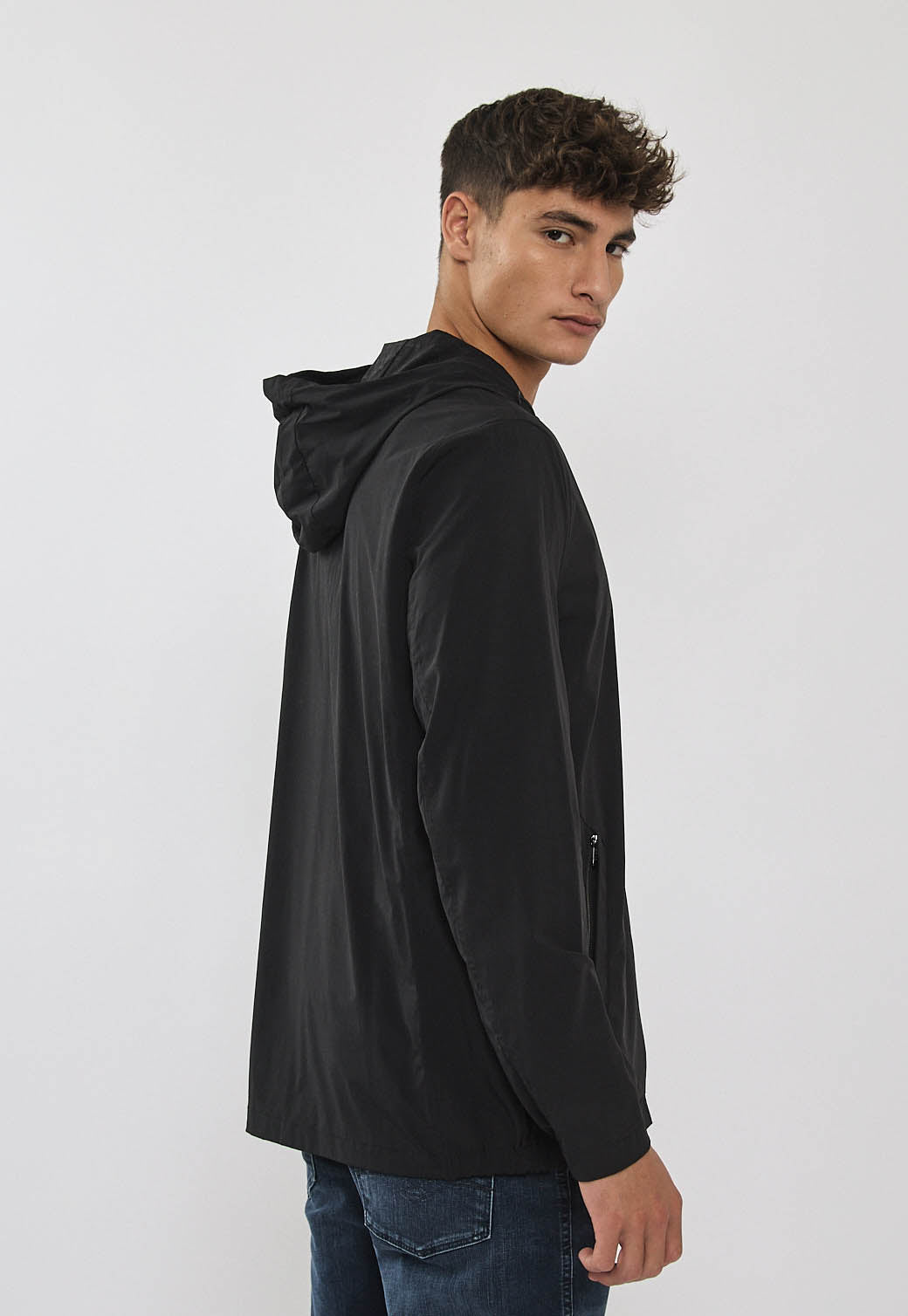 ג׳קט לגברים בצבע שחור עם רוכסן וקפוצ׳ון