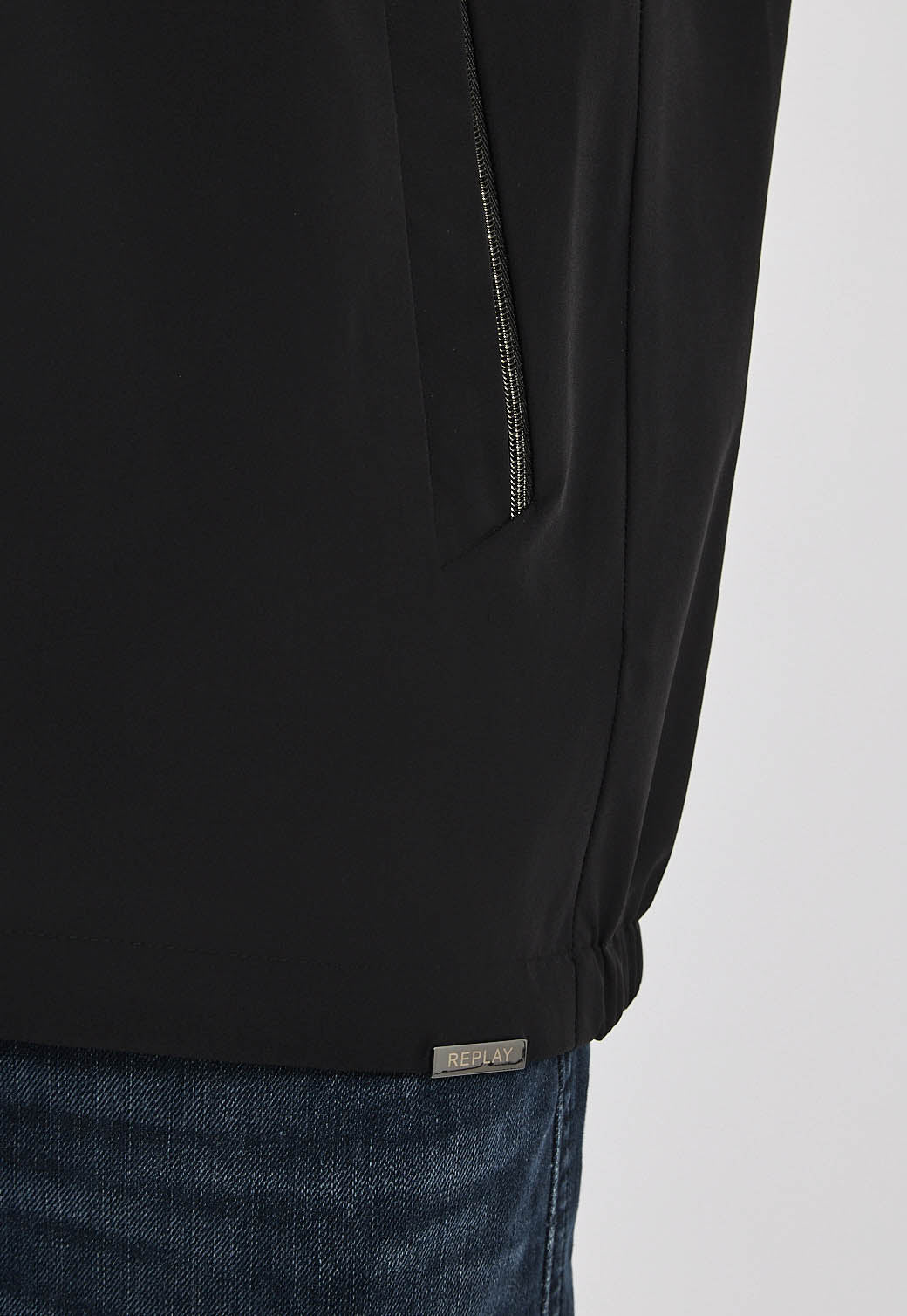 ג׳קט לגברים בצבע שחור עם רוכסן וקפוצ׳ון