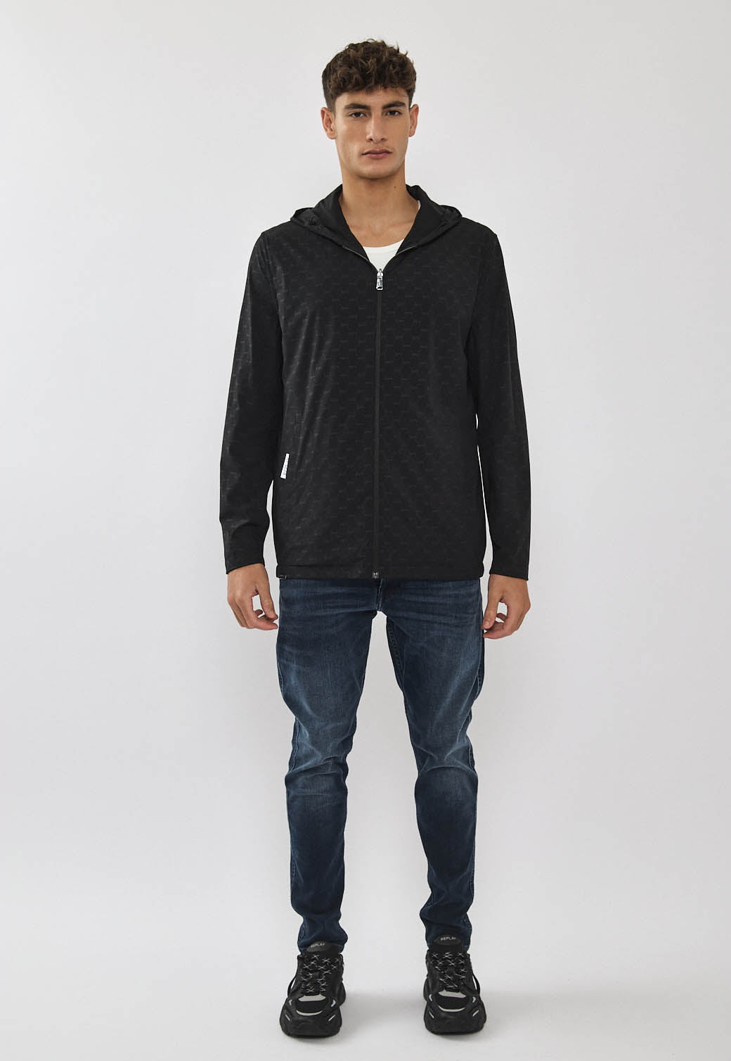 ג׳קט לגברים בצבע שחור עם רוכסן וקפוצ׳ון