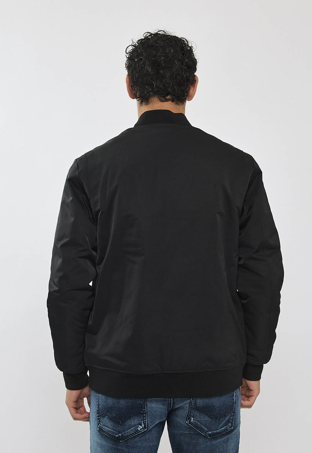 ג'קט לגברים עם רוכסן בצבע שחור