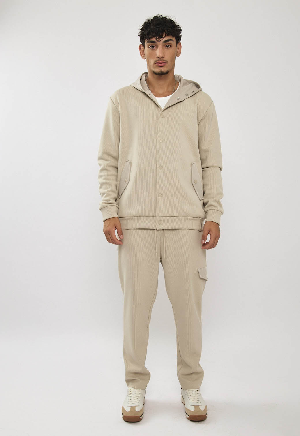 מכנסי טרנינג לגברים בצבע בז׳ עם כיס צד