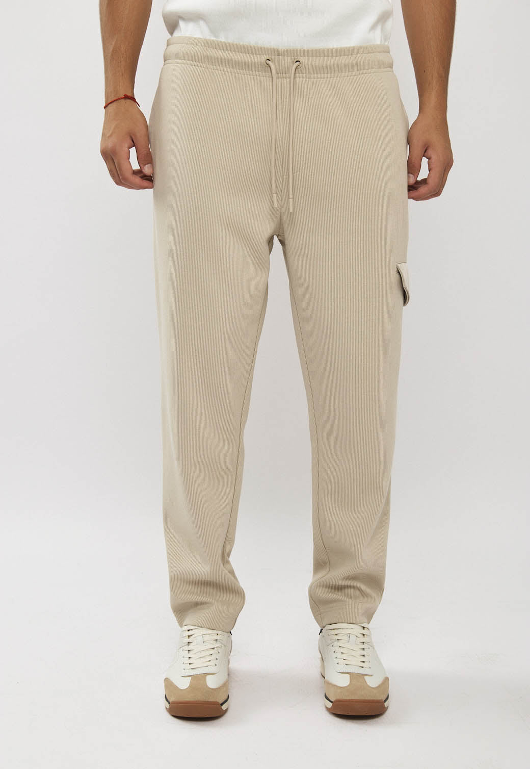 מכנסי טרנינג לגברים בצבע בז׳ עם כיס צד