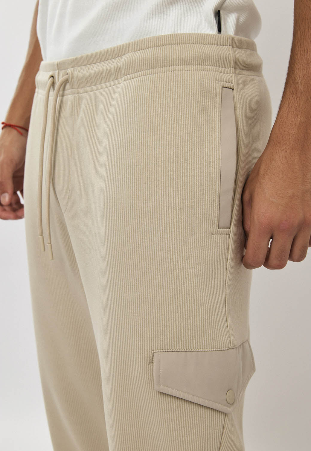 מכנסי טרנינג לגברים בצבע בז׳ עם כיס צד