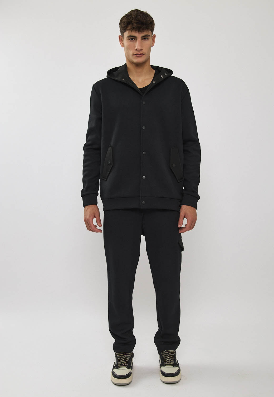 מכנסי טרנינג לגברים בצבע שחור