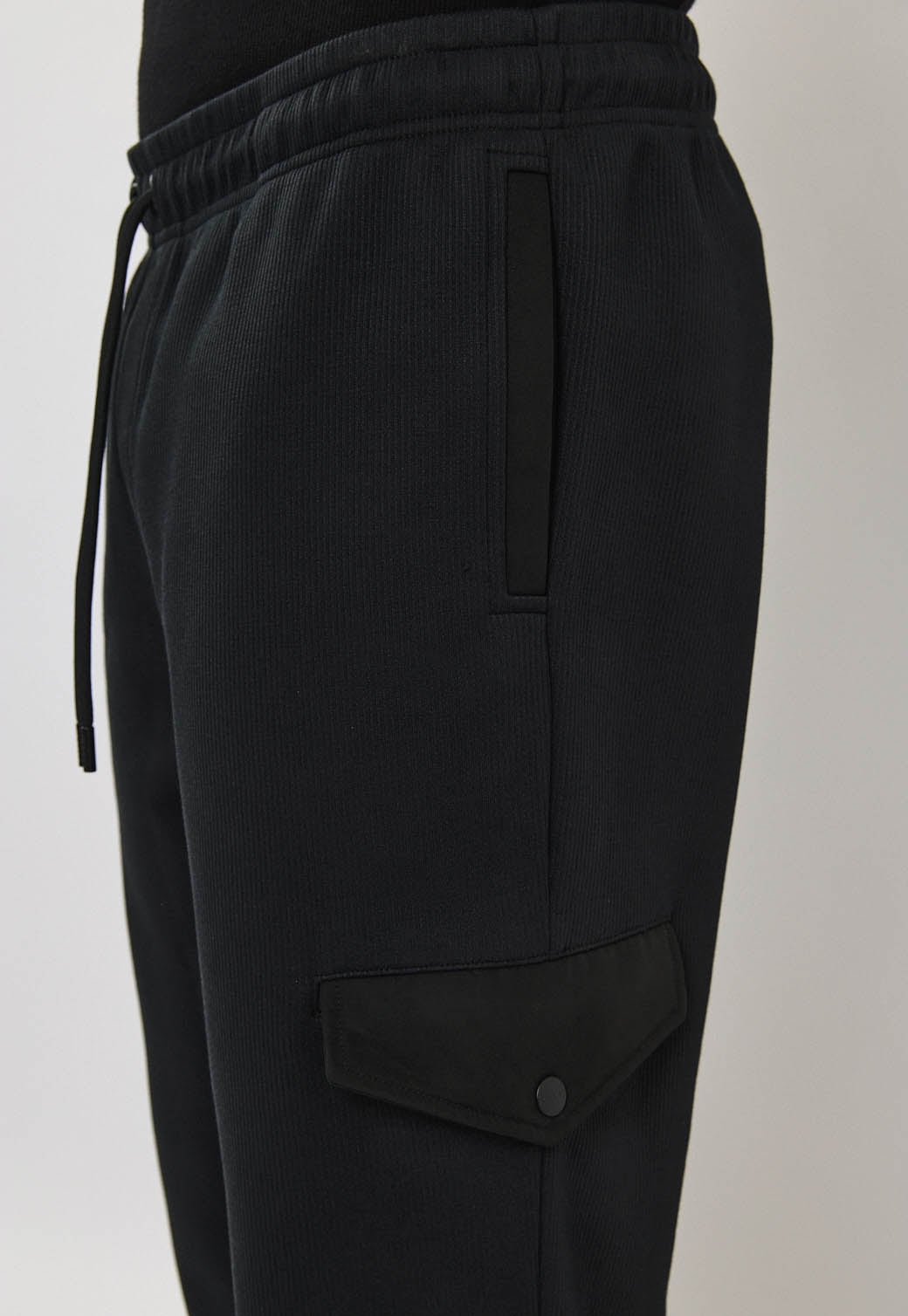 מכנסי טרנינג לגברים בצבע שחור