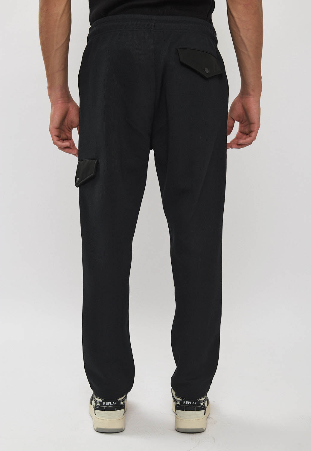 מכנסי טרנינג לגברים בצבע שחור