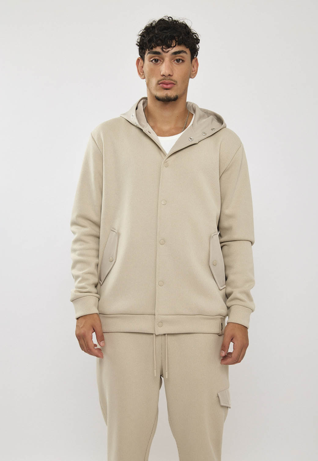 קפוצ'ון אינטרלוק לגברים בצבע בז׳