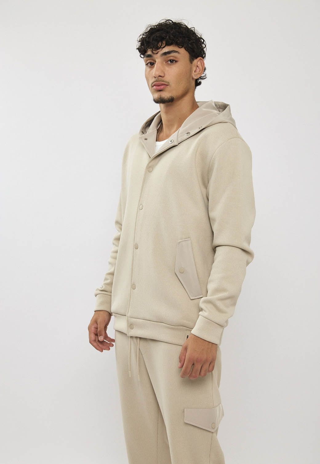 קפוצ'ון אינטרלוק לגברים בצבע בז׳