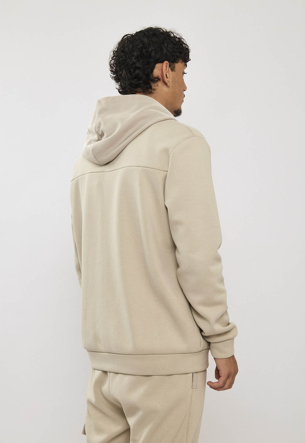 קפוצ'ון אינטרלוק לגברים בצבע בז׳