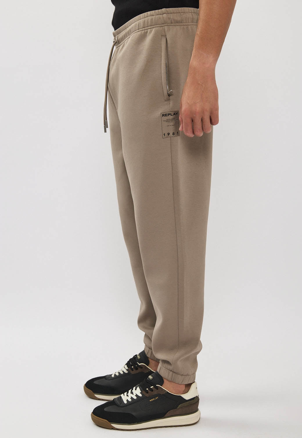 מכנסי טרנינג לגברים בצבע חום בהיר