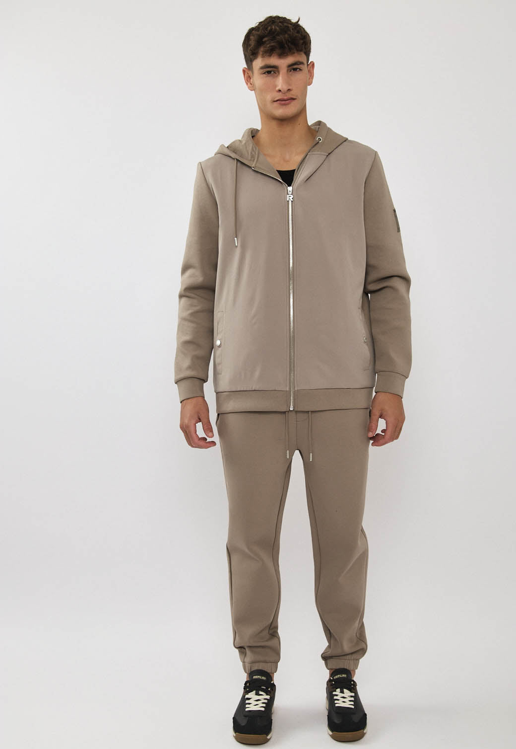 קפוצ׳ון רוכסן לגברים בצבע חום בהיר