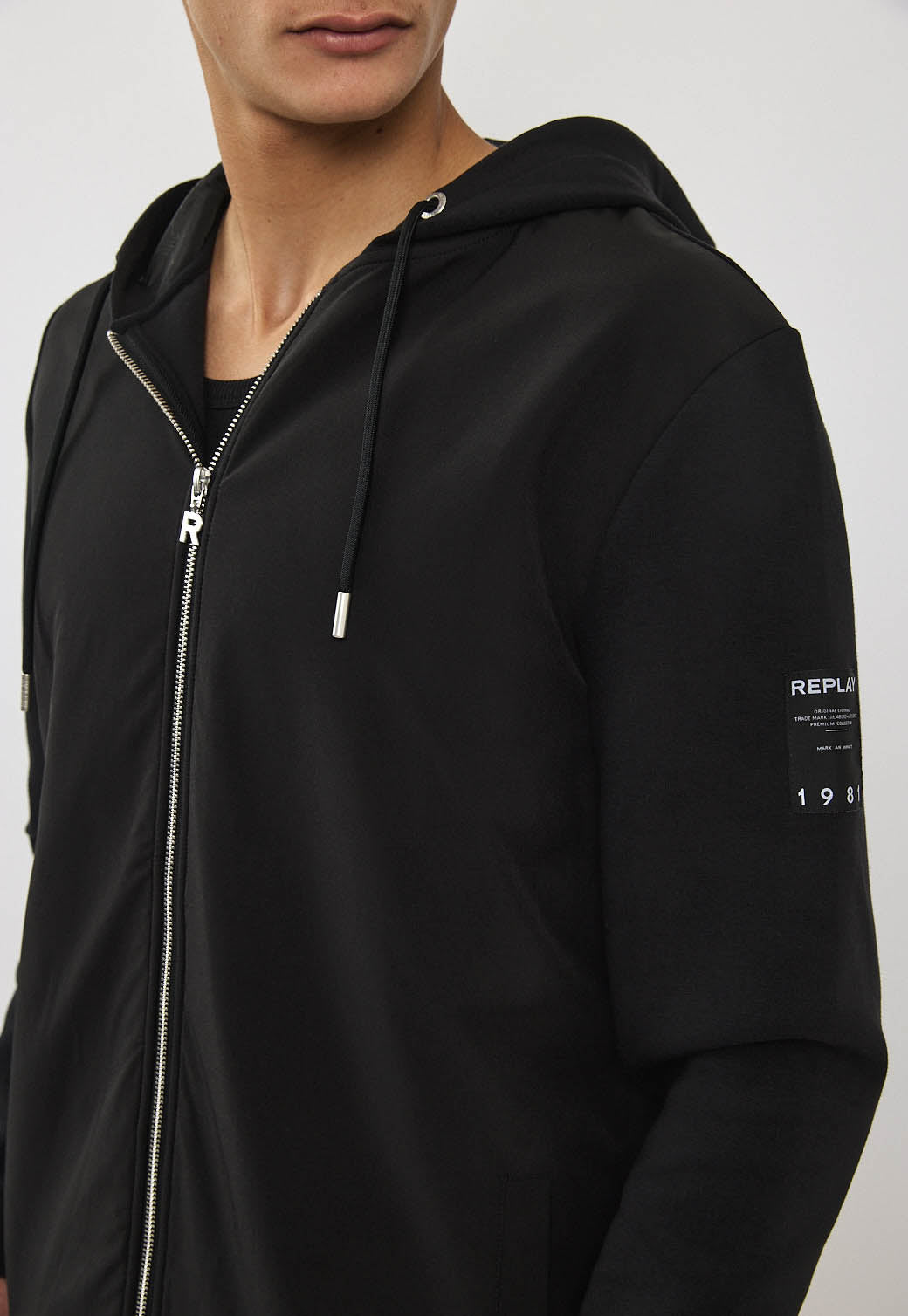 קפוצ’ון לגברים עם רוכסן בצבע שחור