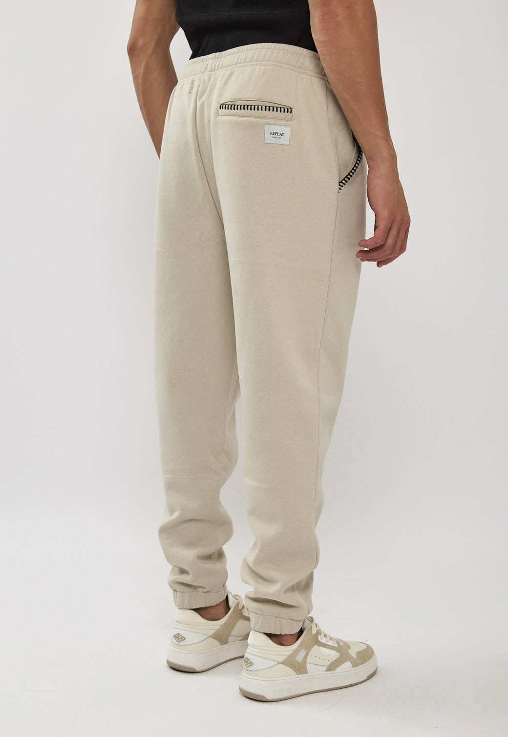 מכנסי טרנינג לגברים בצבע אבן עם שרוך מותן