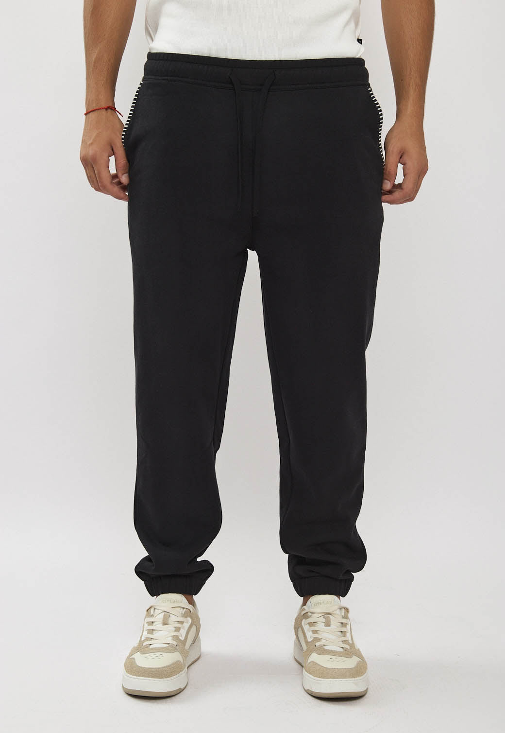 מכנסי טרנינג לגברים בצבע שחור