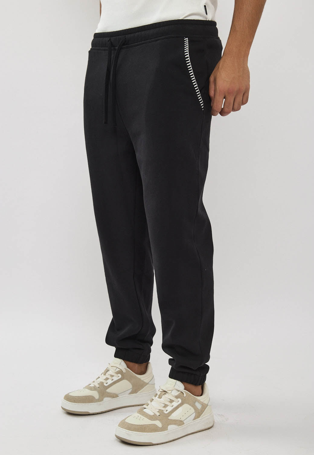 מכנסי טרנינג לגברים בצבע שחור