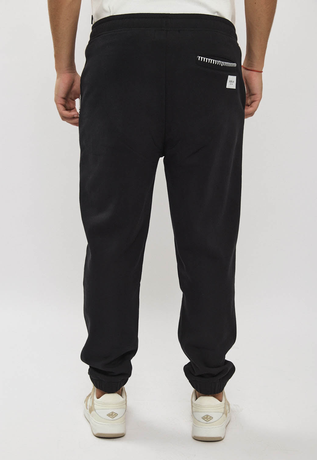 מכנסי טרנינג לגברים בצבע שחור