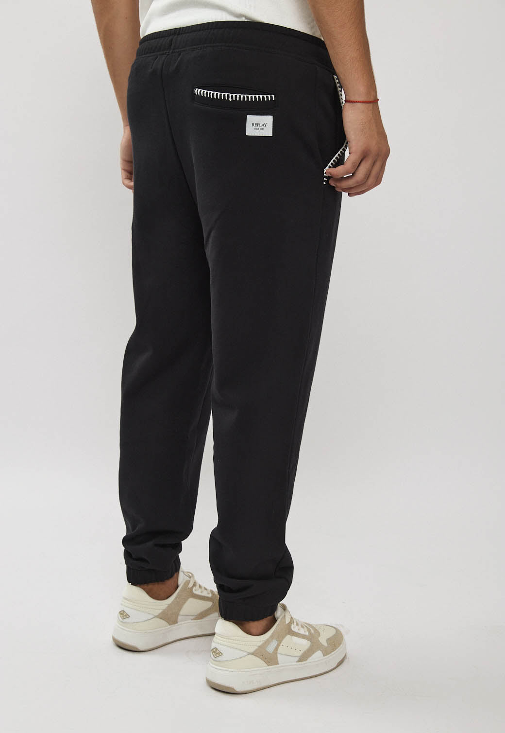 מכנסי טרנינג לגברים בצבע שחור