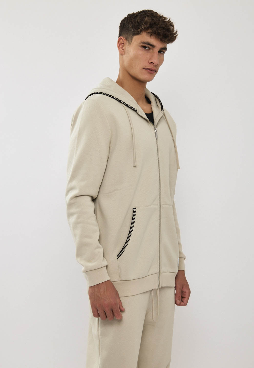 קפוצ׳ון רוכסן לגברים בצבע אבן