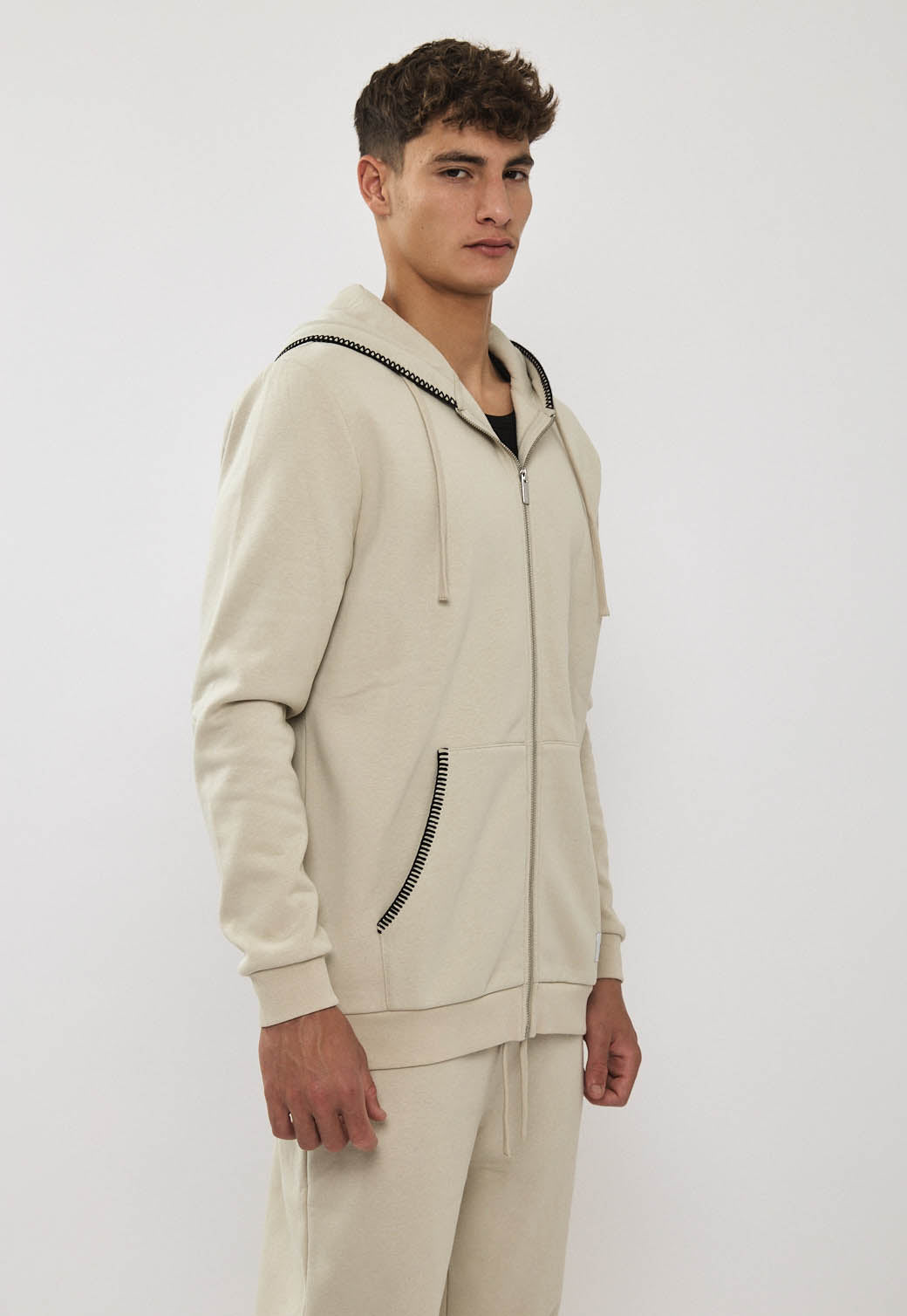 קפוצ׳ון רוכסן לגברים בצבע אבן