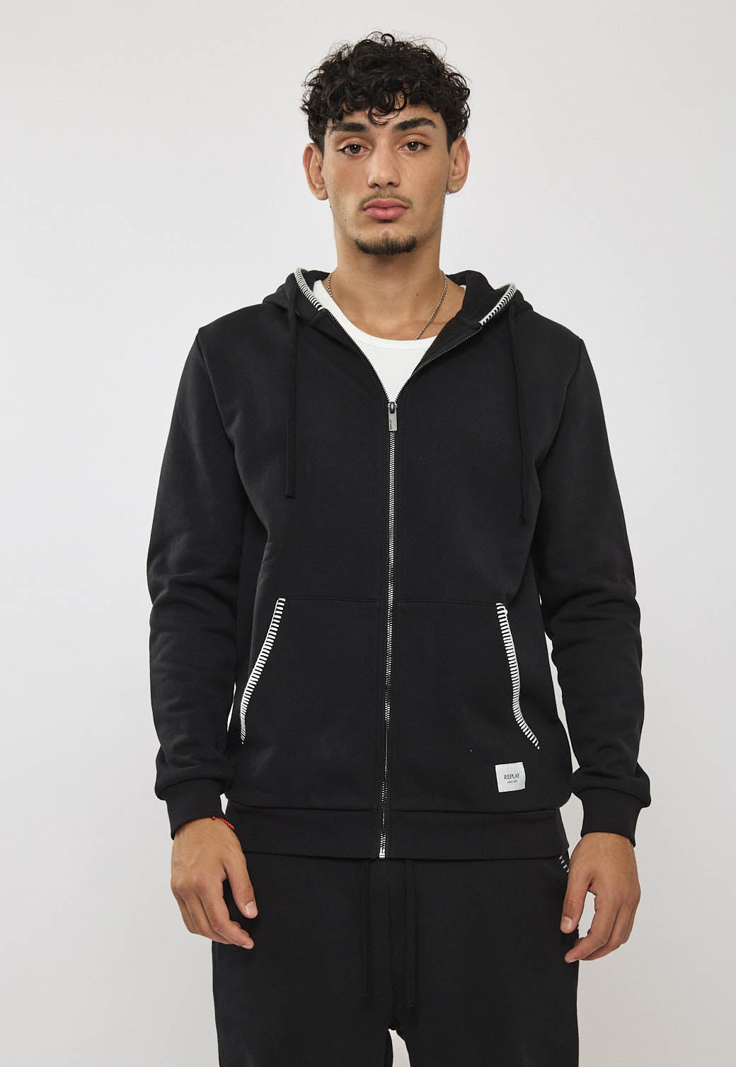 קפוצ׳ון רוכסן לגברים בצבע שחור