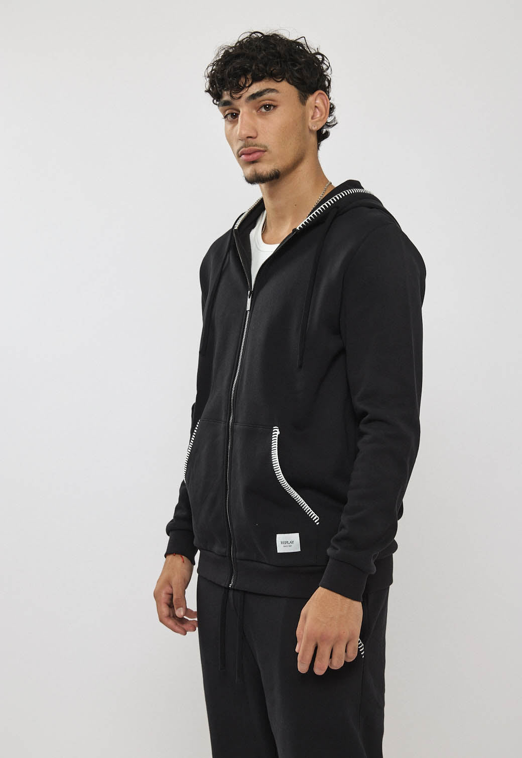 קפוצ׳ון רוכסן לגברים בצבע שחור