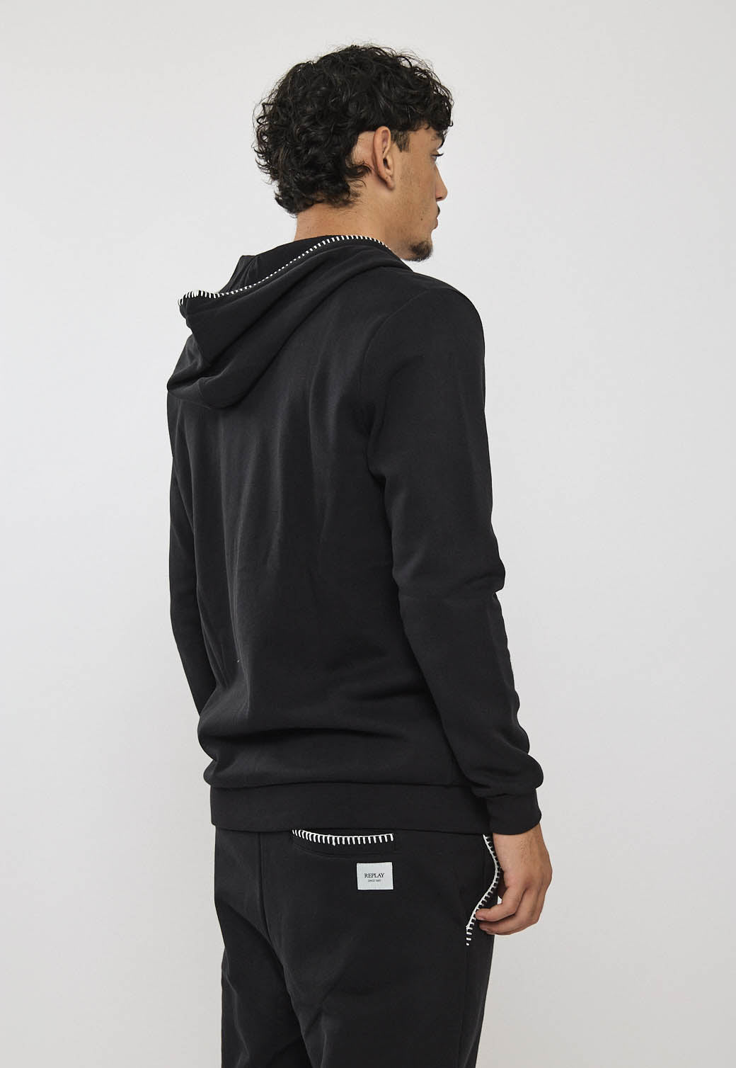 קפוצ׳ון רוכסן לגברים בצבע שחור