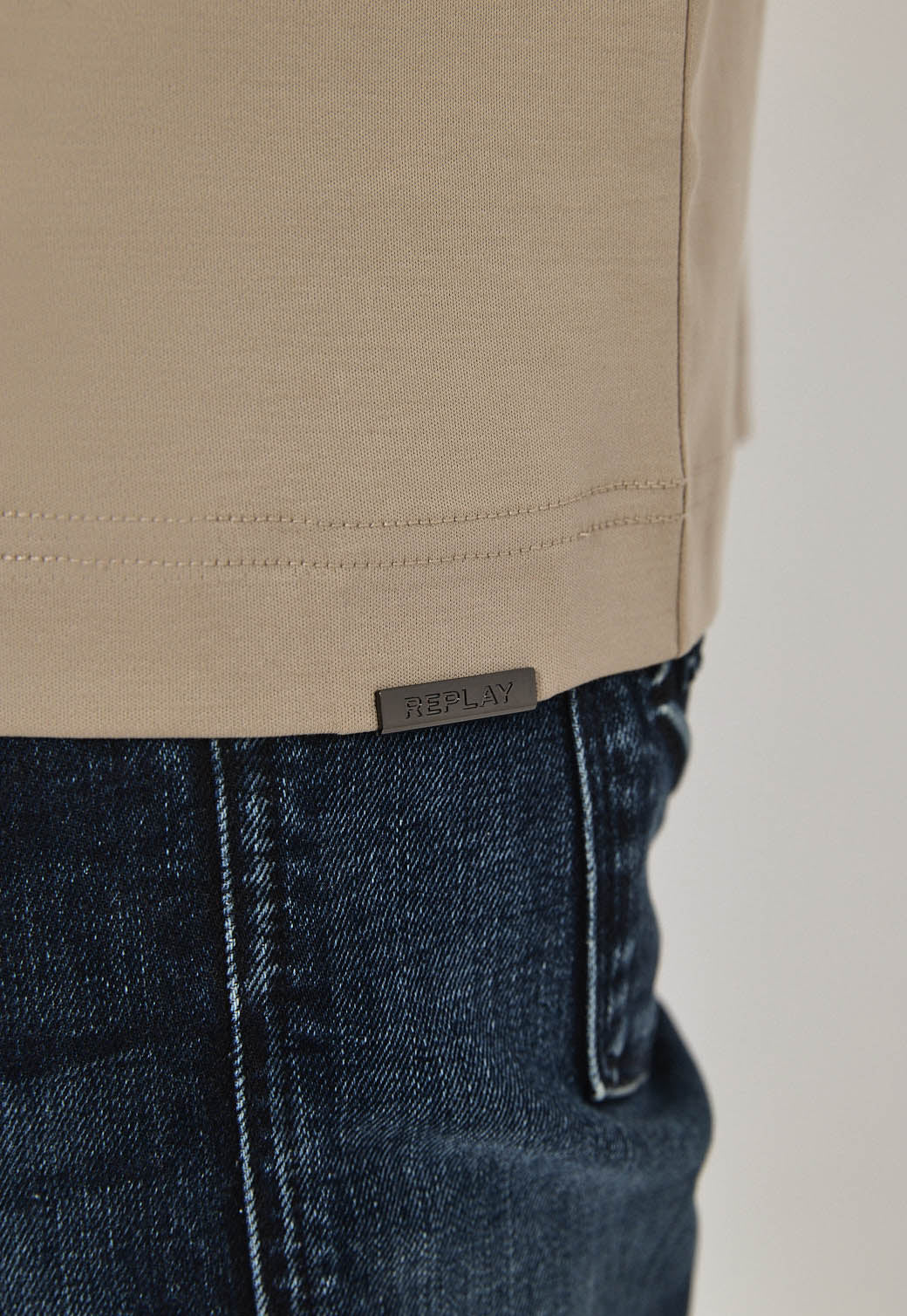 טי-שירט לגברים בצבע חול עם הדפס לוגו