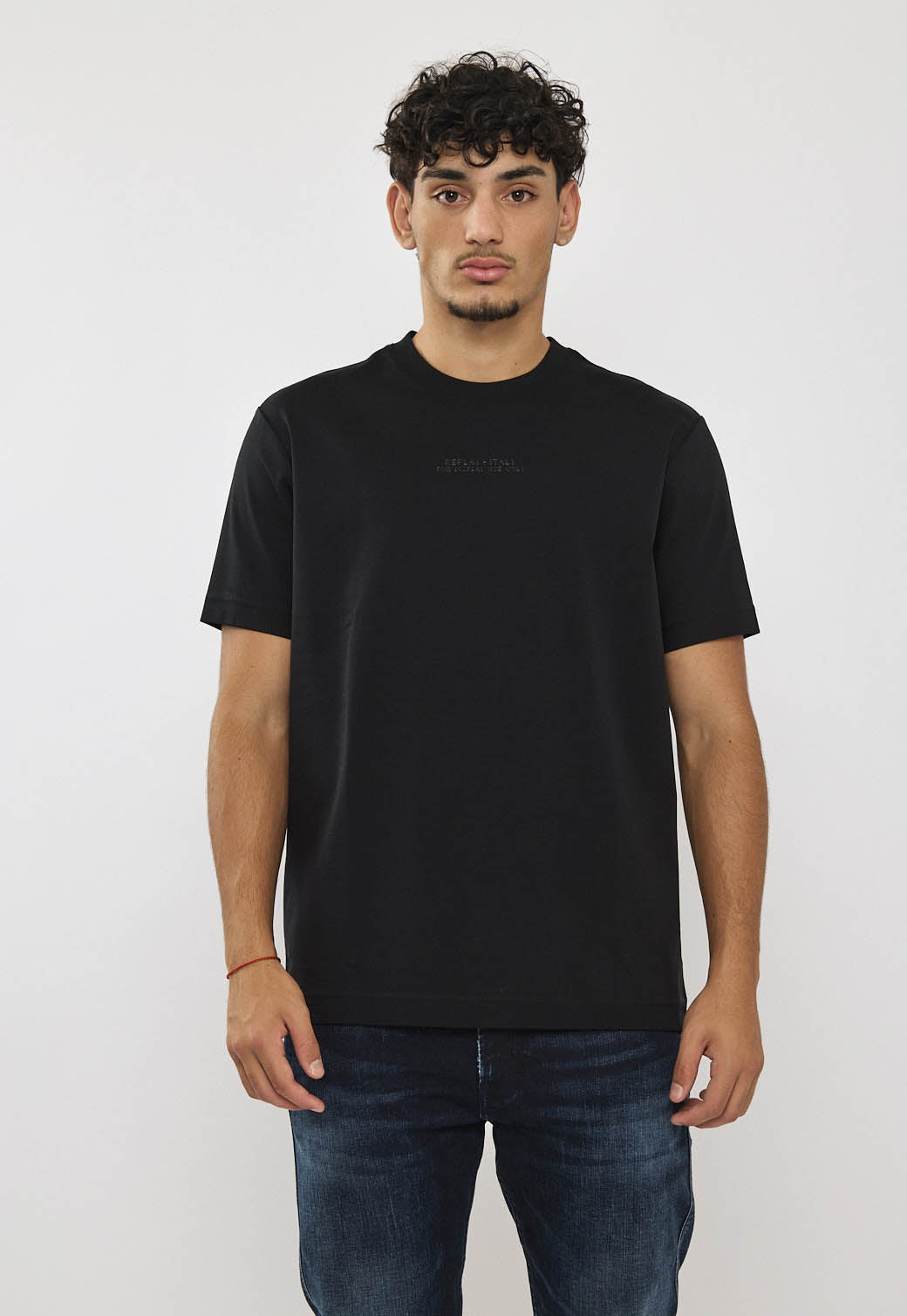 טי-שירט לגברים בצבע שחור עם לוגו