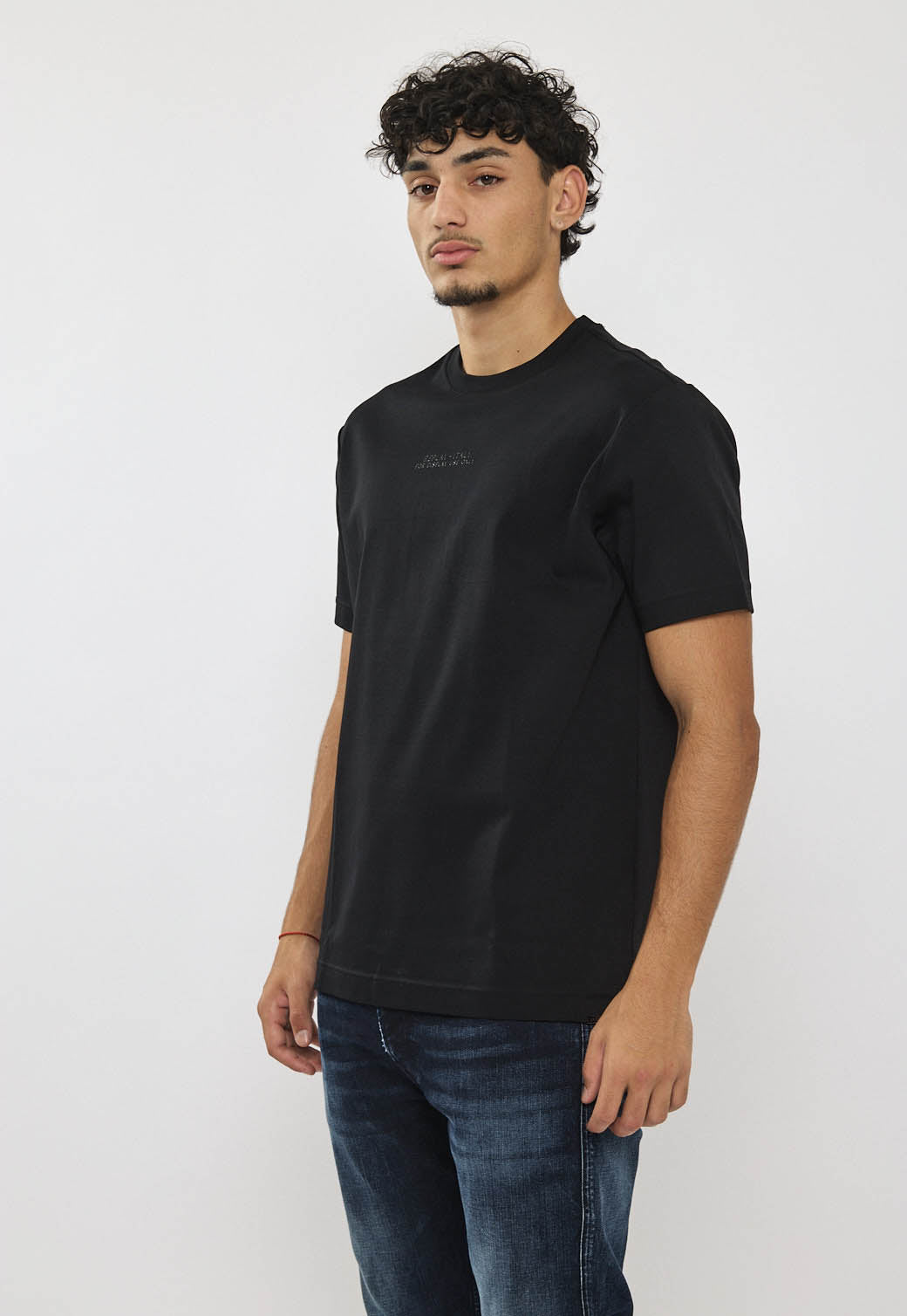 טי-שירט לגברים בצבע שחור עם לוגו