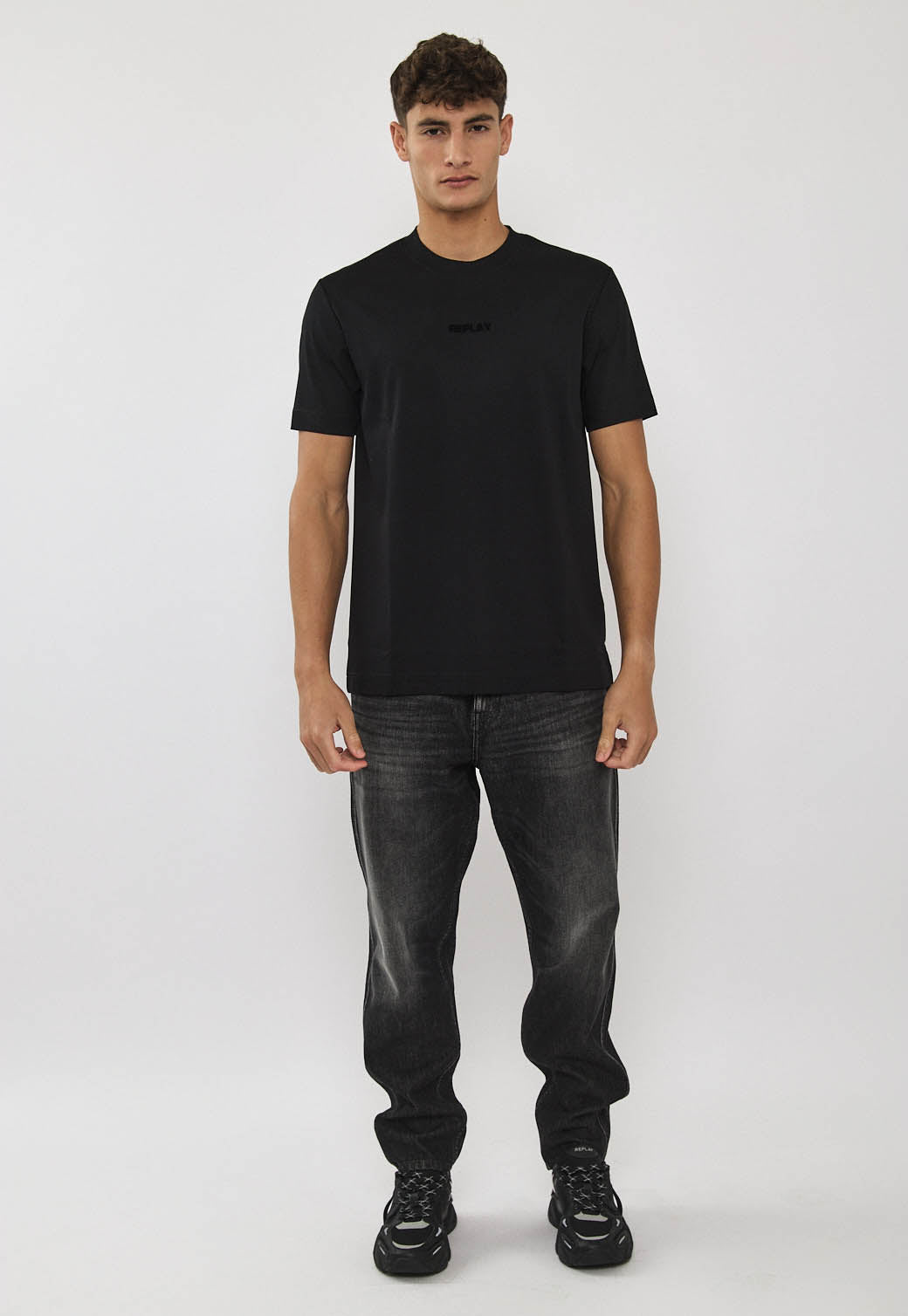 טי שירט לגברים בצבע שחור עם לוגו