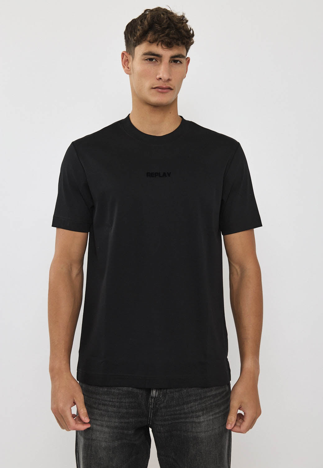 טי שירט לגברים בצבע שחור עם לוגו