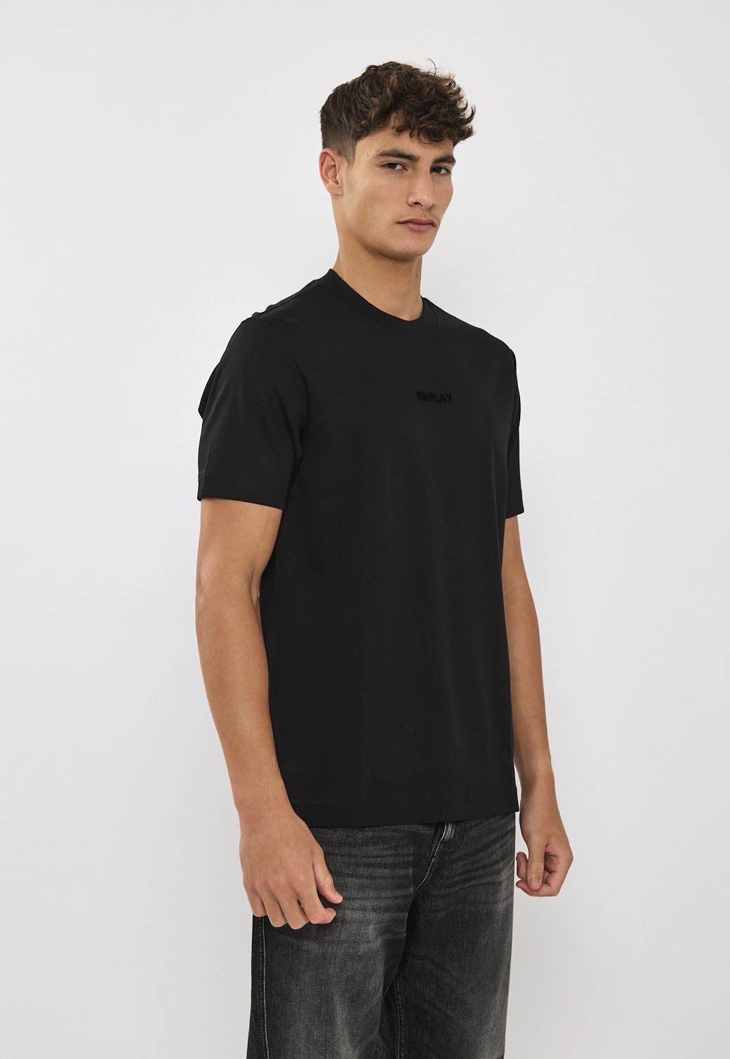 טי שירט לגברים בצבע שחור עם לוגו