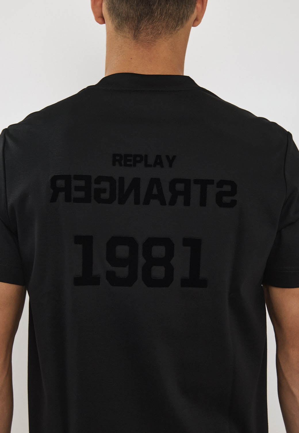 טי שירט לגברים בצבע שחור עם לוגו