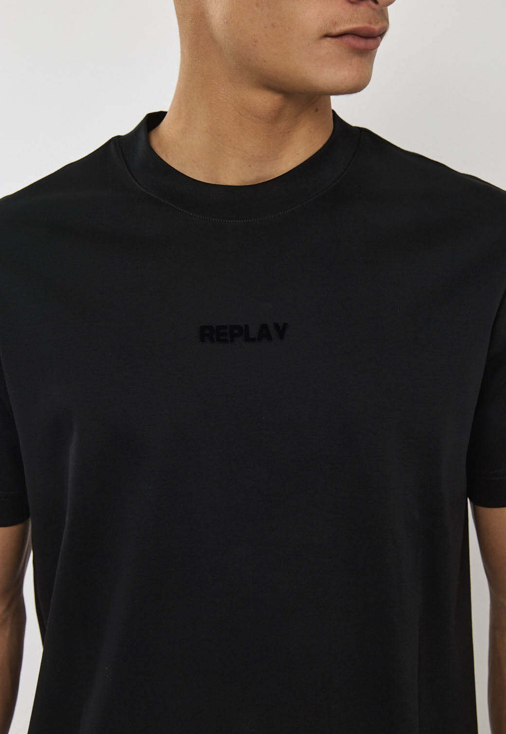 טי שירט לגברים בצבע שחור עם לוגו