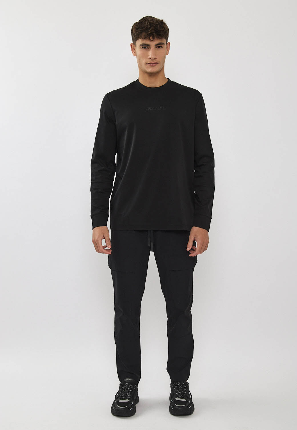 טי-שירט שרוול ארוך לגברים בצבע שחו