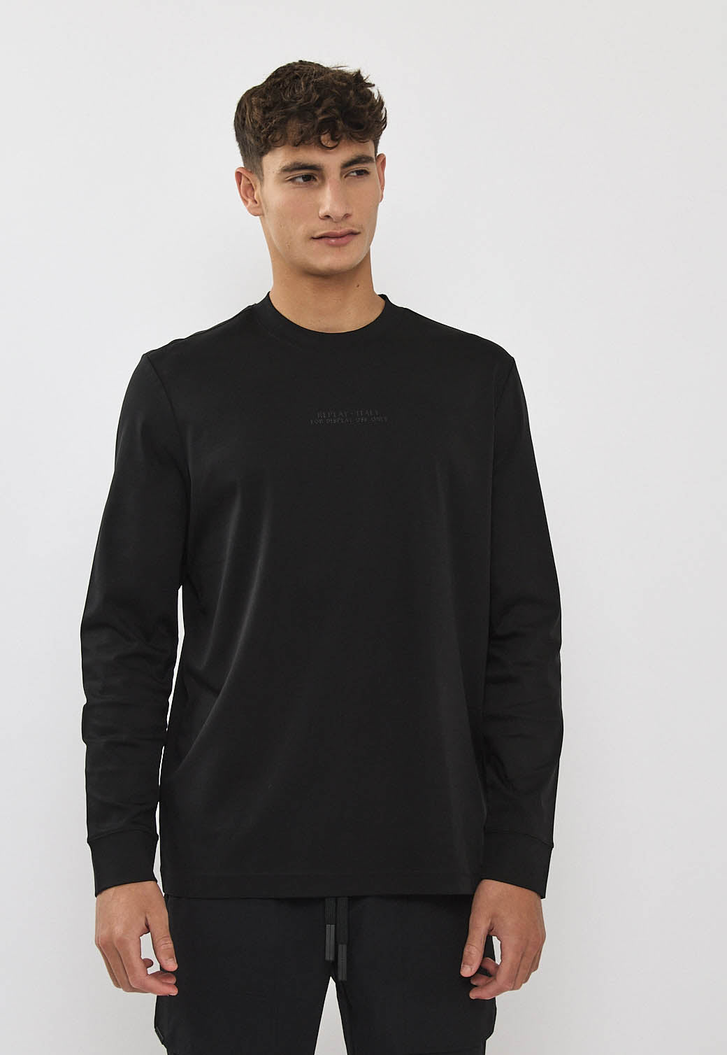 טי-שירט שרוול ארוך לגברים בצבע שחו