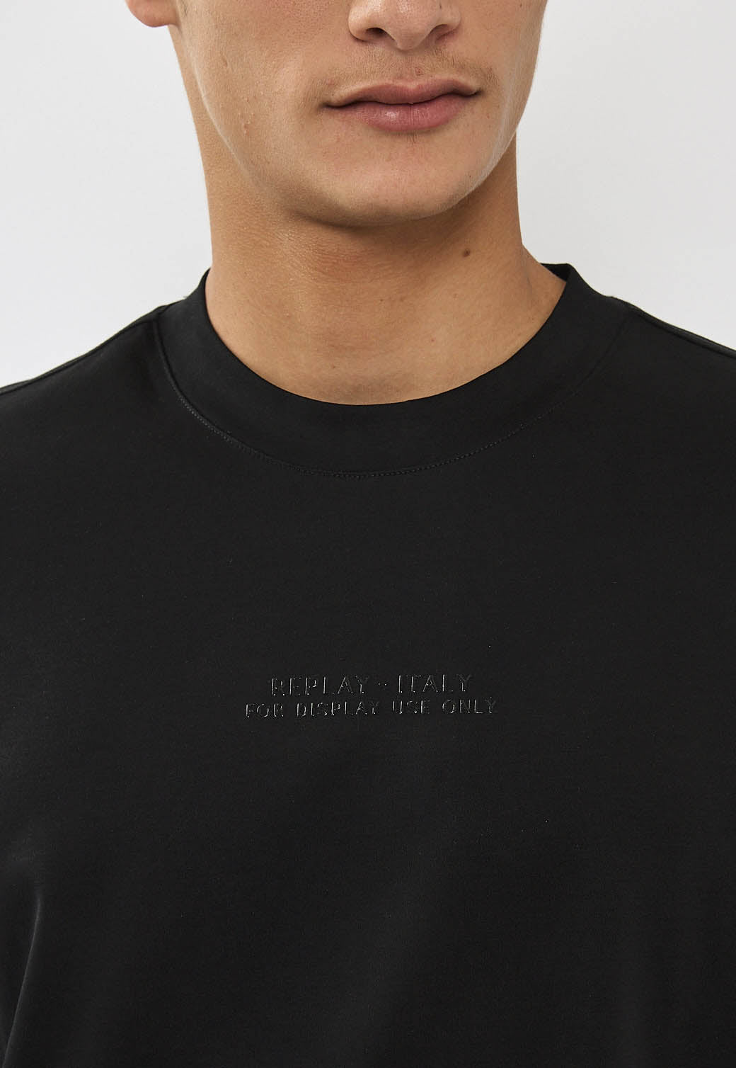 טי-שירט שרוול ארוך לגברים בצבע שחו