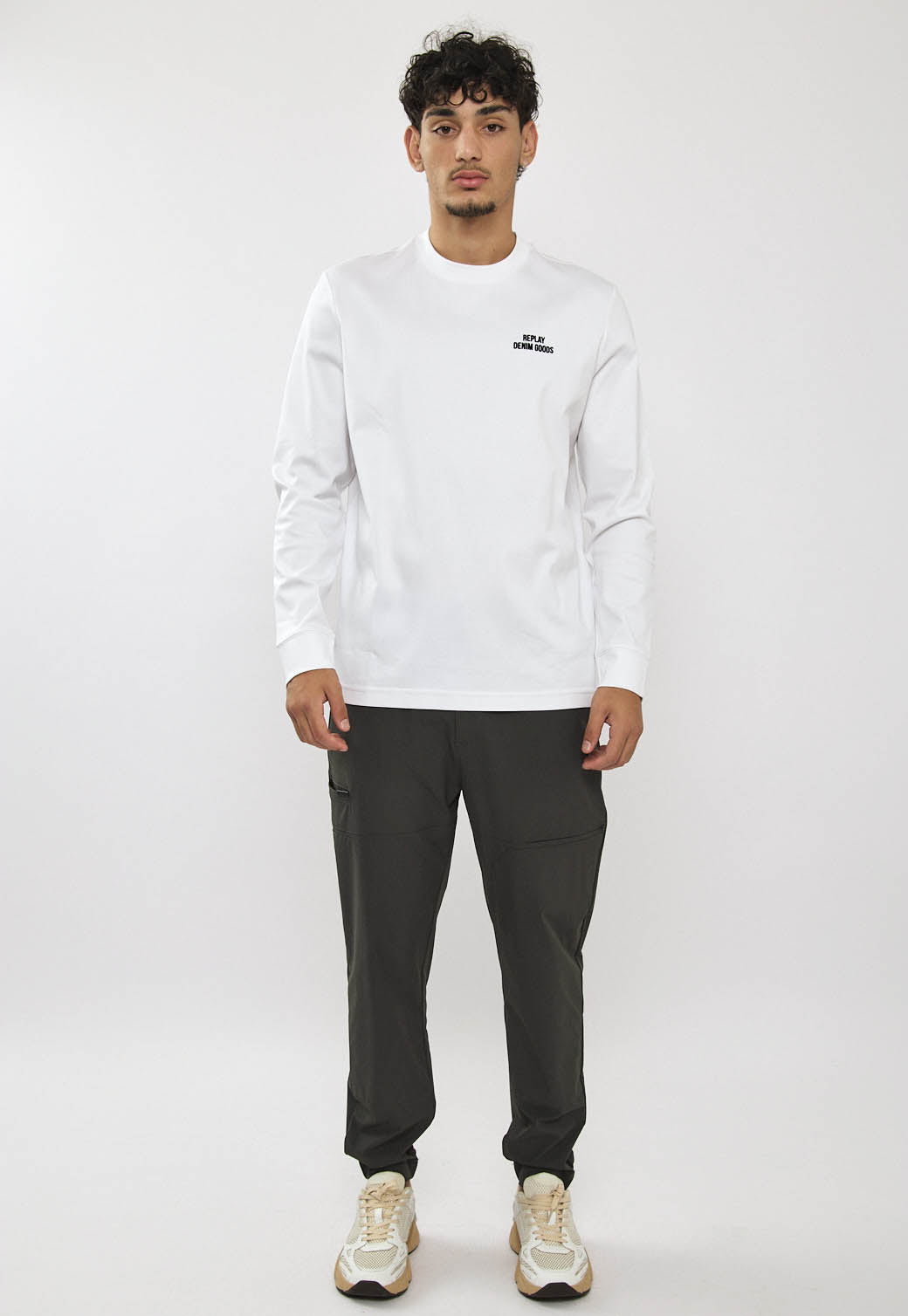 טי-שירט שרוול ארוך לגברים בצבע לבן עם לוגו קטן