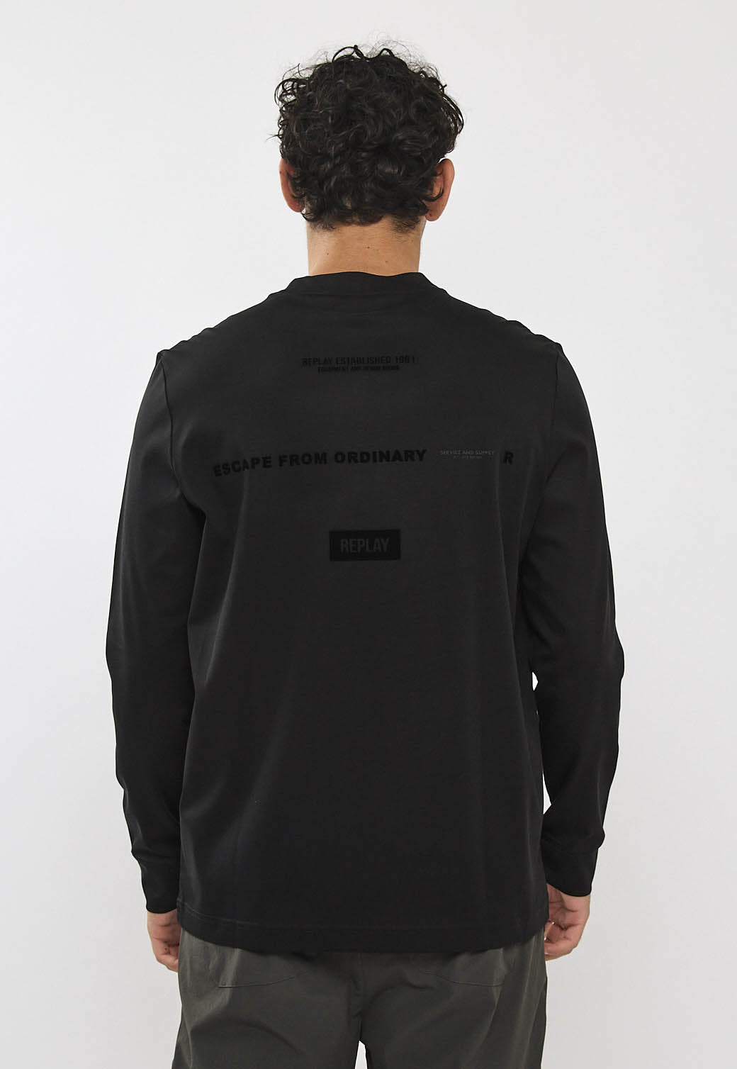 חולצה ארוכה לגברים בצבע שחור