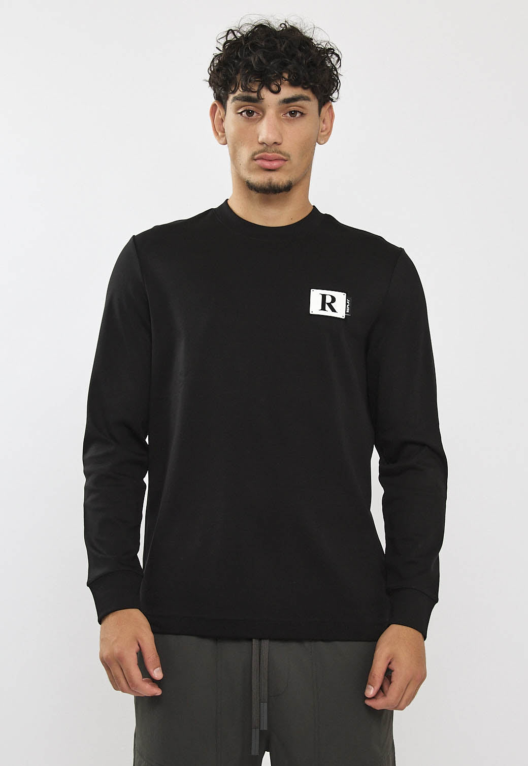 טי-שירט שרוול ארוך לגברים בצבע שחור עם פאץ'