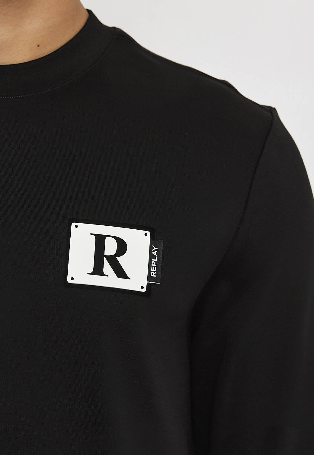 טי-שירט שרוול ארוך לגברים בצבע שחור עם פאץ'